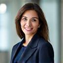 Girişim şirketinin şık giyimli, kararlı görünümlü CEO'su.